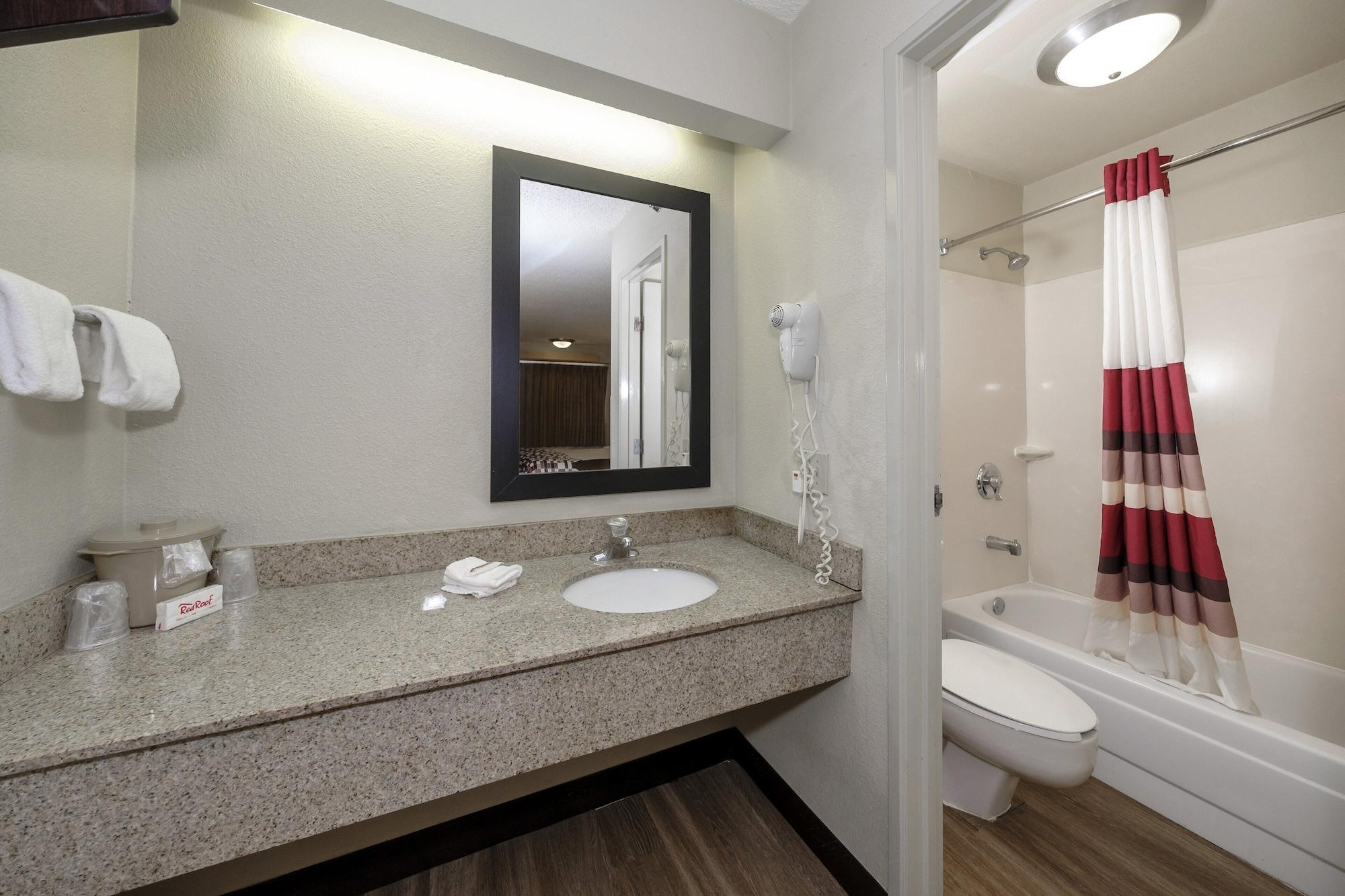 Red Roof Inn Tampa - Brandon Экстерьер фото