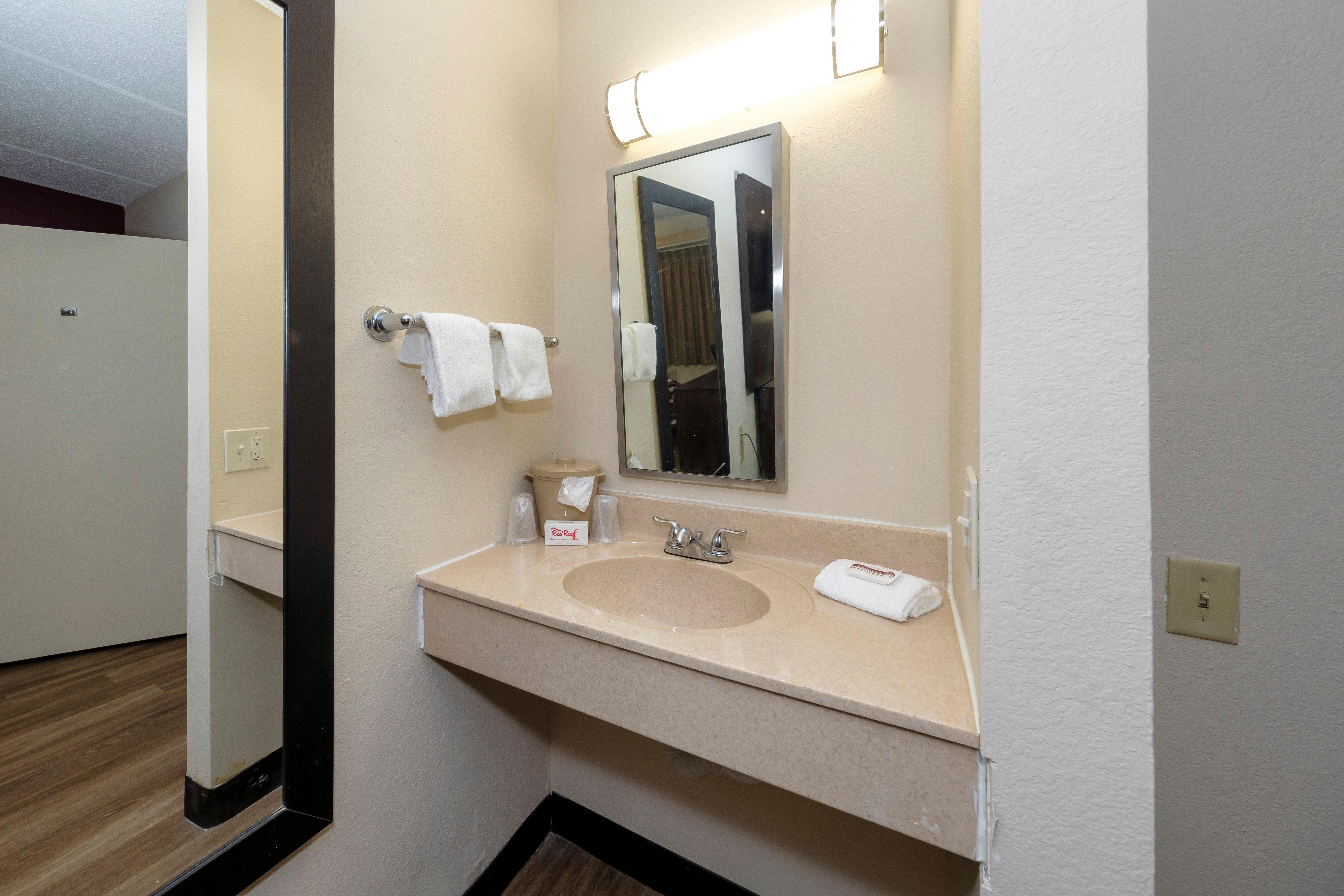 Red Roof Inn Tampa - Brandon Экстерьер фото